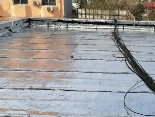 通辽卫生间漏水维修公司分享下通辽屋面楼顶防水刚性防水层施工要点。